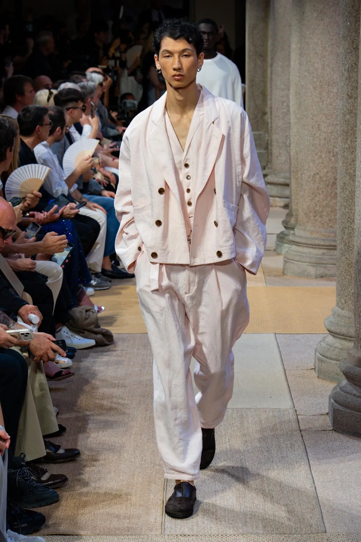 Le Mercato Méditerranéen de Giorgio Armani - Leo Dell'Orco signe un printemps 2027 qui respire