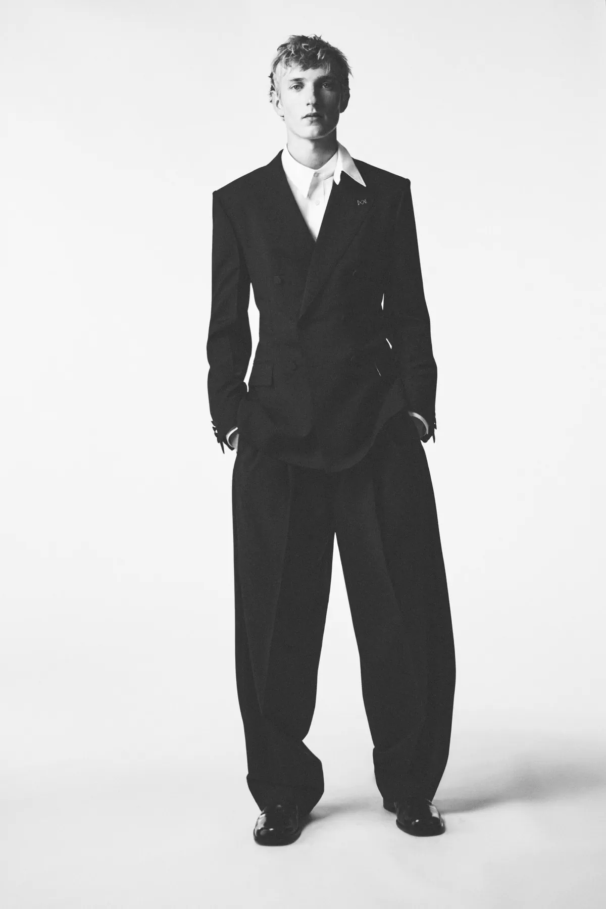 Pour le printemps 2027, Sarah Burton réinvente Givenchy - Une entrée en matière masculine, murmurée et décisive
