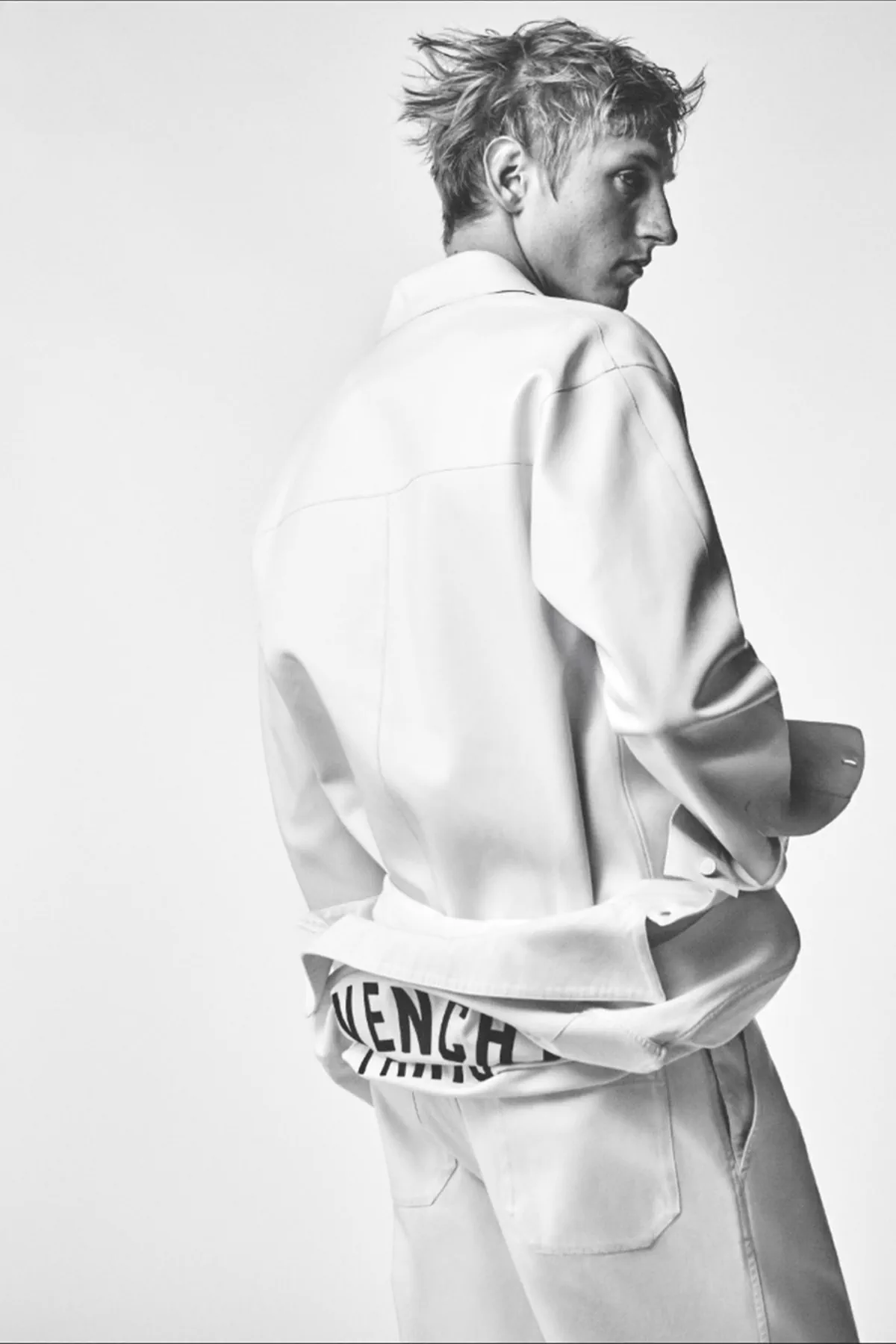 Pour le printemps 2027, Sarah Burton réinvente Givenchy - Une entrée en matière masculine, murmurée et décisive