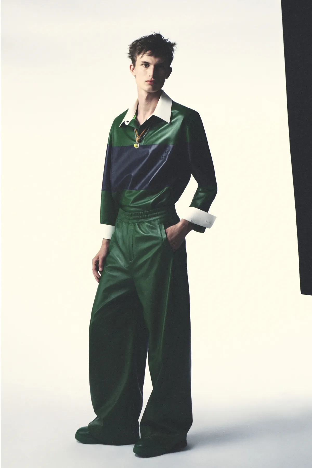 Pour le printemps 2027, Sarah Burton réinvente Givenchy - Une entrée en matière masculine, murmurée et décisive