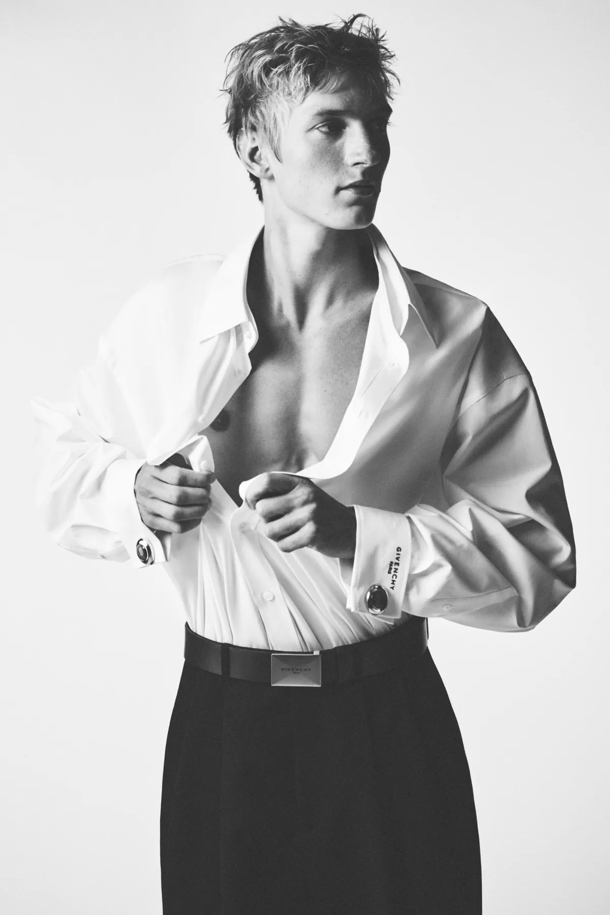 Pour le printemps 2027, Sarah Burton réinvente Givenchy - Une entrée en matière masculine, murmurée et décisive