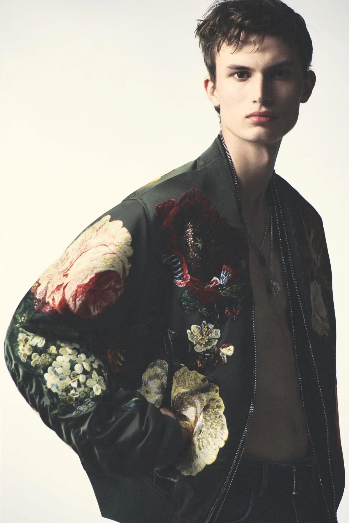 Pour le printemps 2027, Sarah Burton réinvente Givenchy - Une entrée en matière masculine, murmurée et décisive