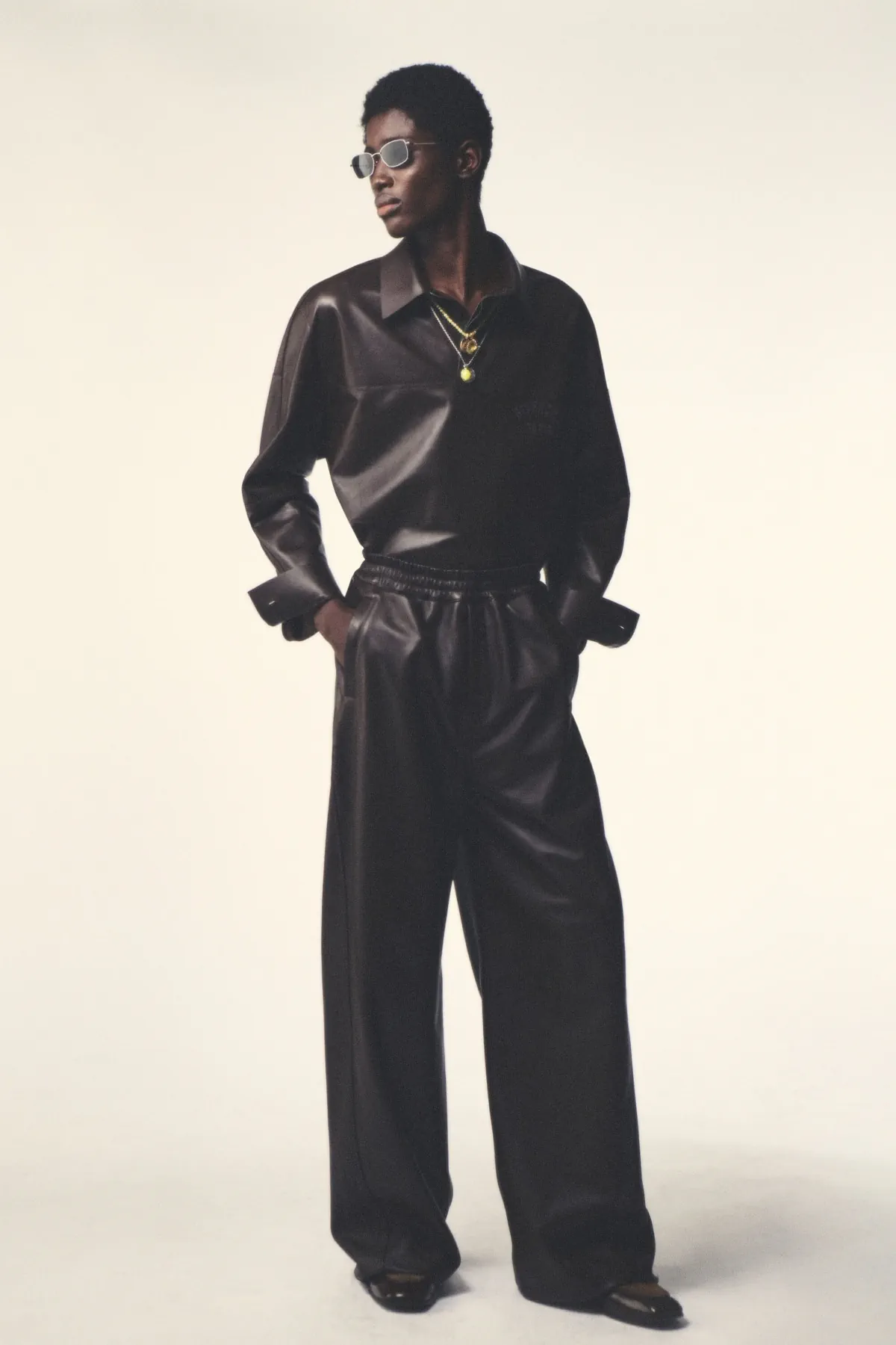 Pour le printemps 2027, Sarah Burton réinvente Givenchy - Une entrée en matière masculine, murmurée et décisive