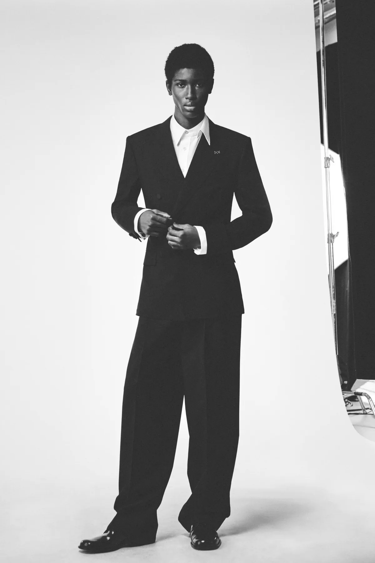Pour le printemps 2027, Sarah Burton réinvente Givenchy - Une entrée en matière masculine, murmurée et décisive