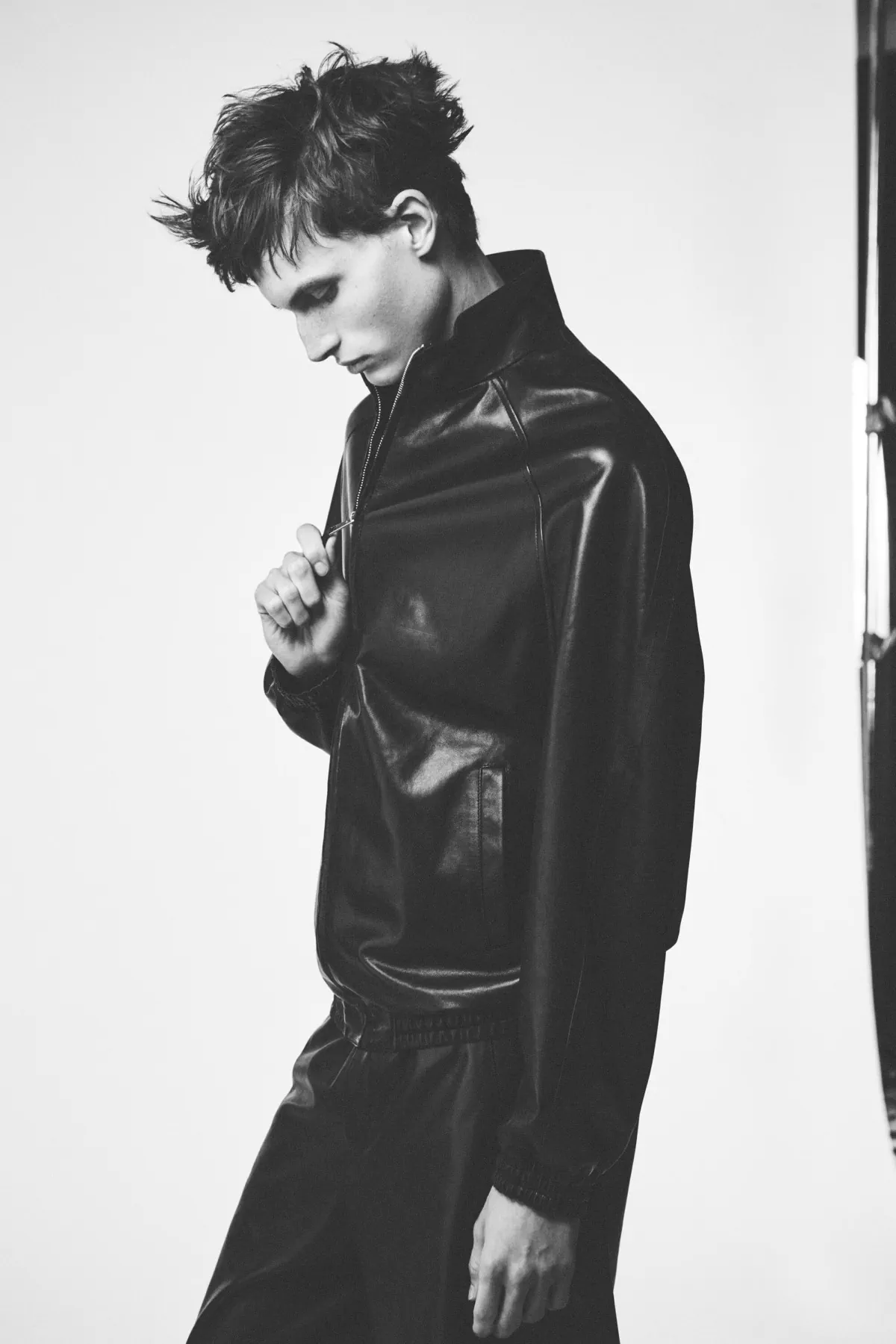 Pour le printemps 2027, Sarah Burton réinvente Givenchy - Une entrée en matière masculine, murmurée et décisive