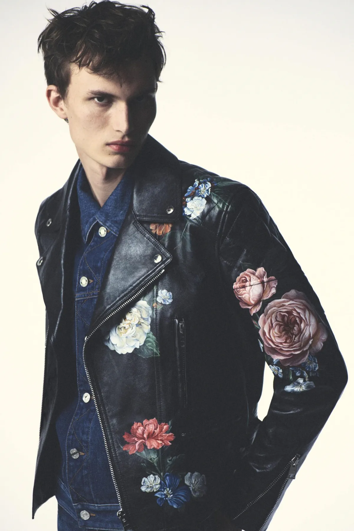 Pour le printemps 2027, Sarah Burton réinvente Givenchy - Une entrée en matière masculine, murmurée et décisive