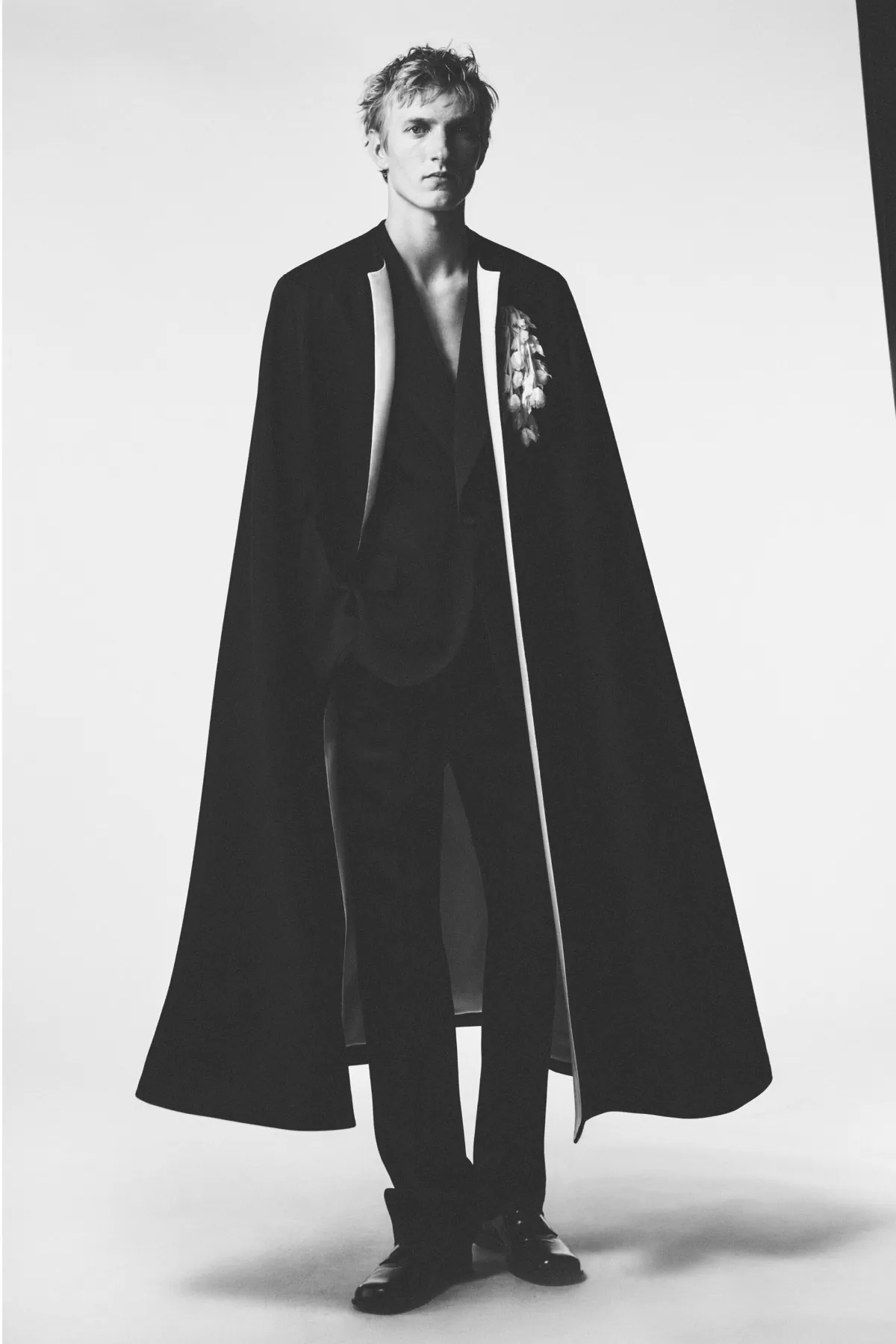 Pour le printemps 2027, Sarah Burton réinvente Givenchy - Une entrée en matière masculine, murmurée et décisive