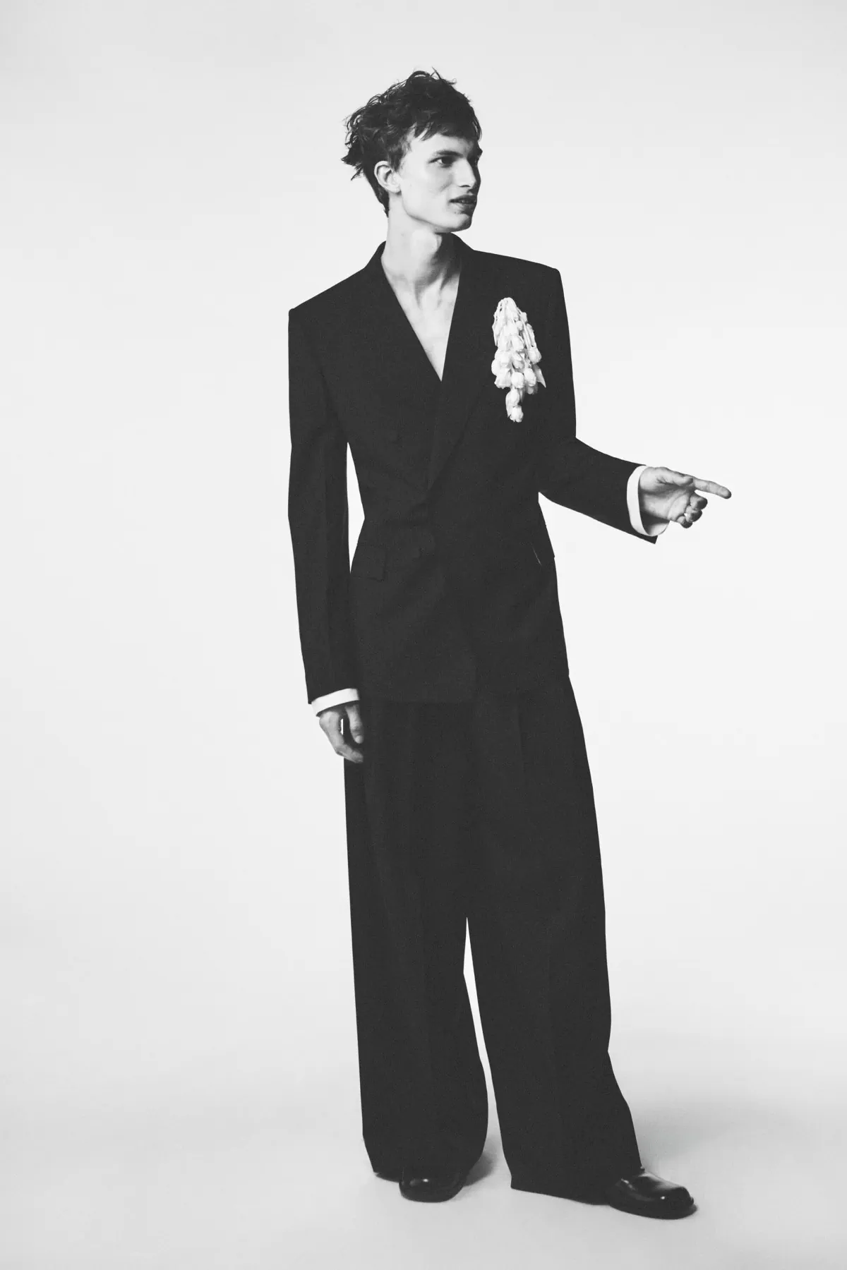 Pour le printemps 2027, Sarah Burton réinvente Givenchy - Une entrée en matière masculine, murmurée et décisive