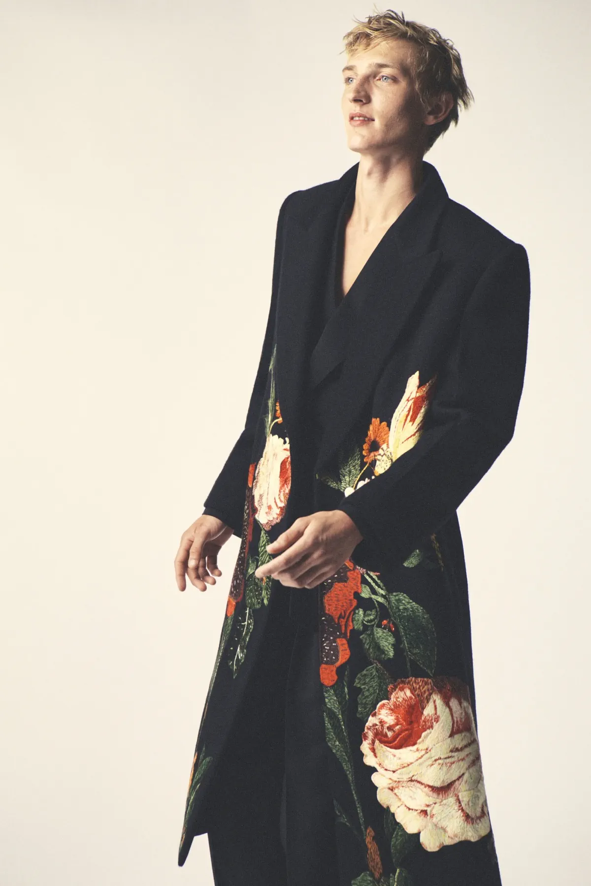 Pour le printemps 2027, Sarah Burton réinvente Givenchy - Une entrée en matière masculine, murmurée et décisive