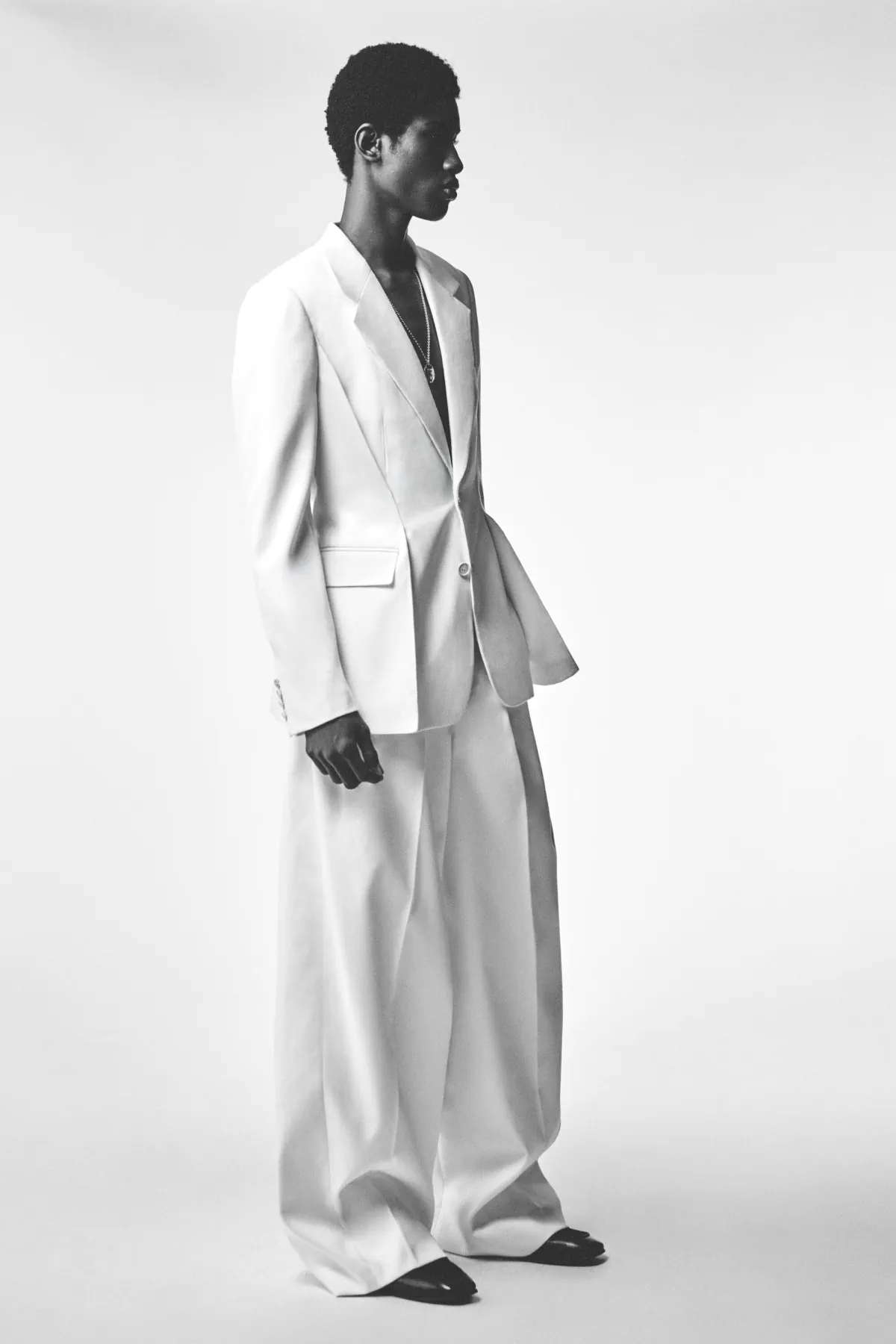 Pour le printemps 2027, Sarah Burton réinvente Givenchy - Une entrée en matière masculine, murmurée et décisive