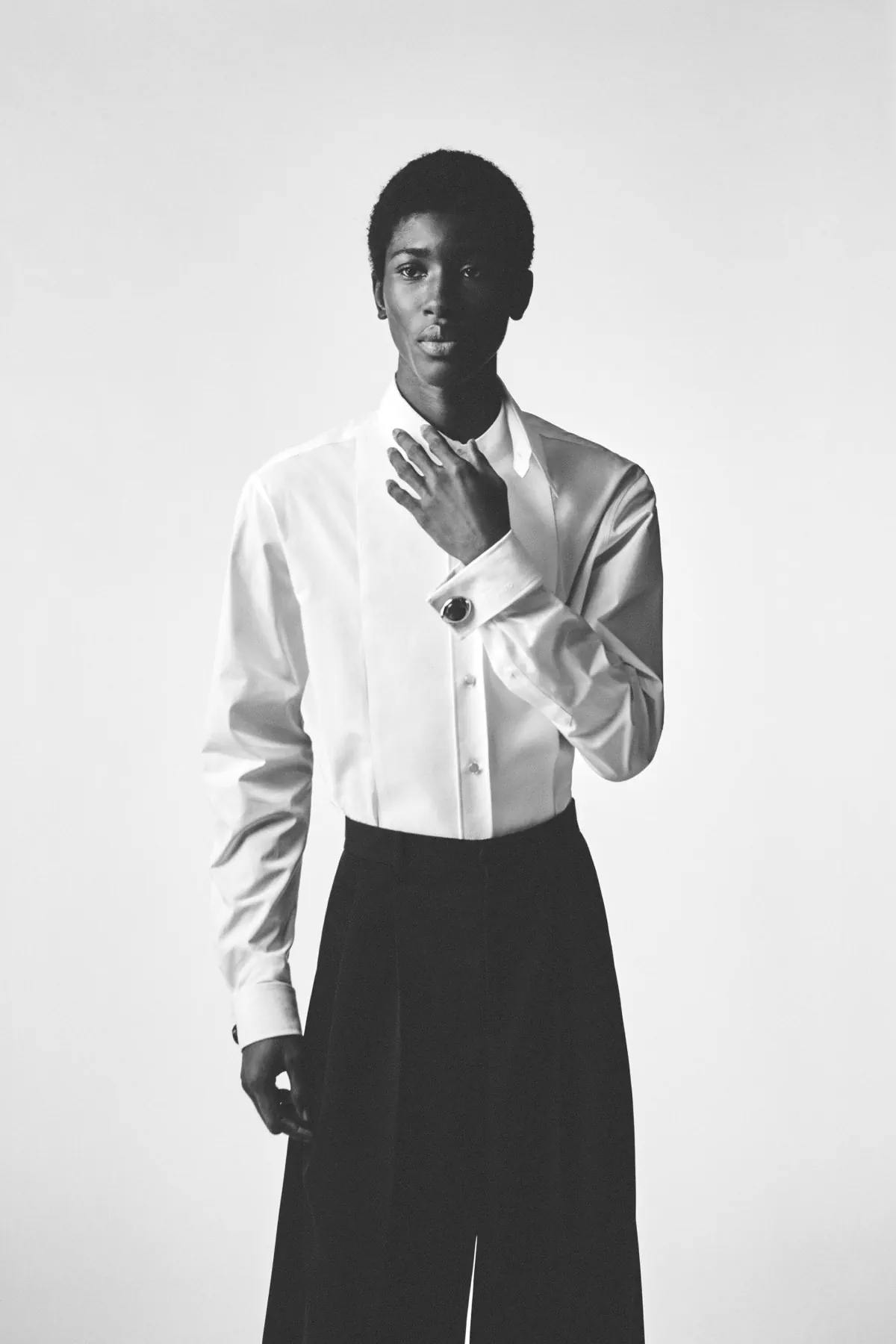 Pour le printemps 2027, Sarah Burton réinvente Givenchy - Une entrée en matière masculine, murmurée et décisive