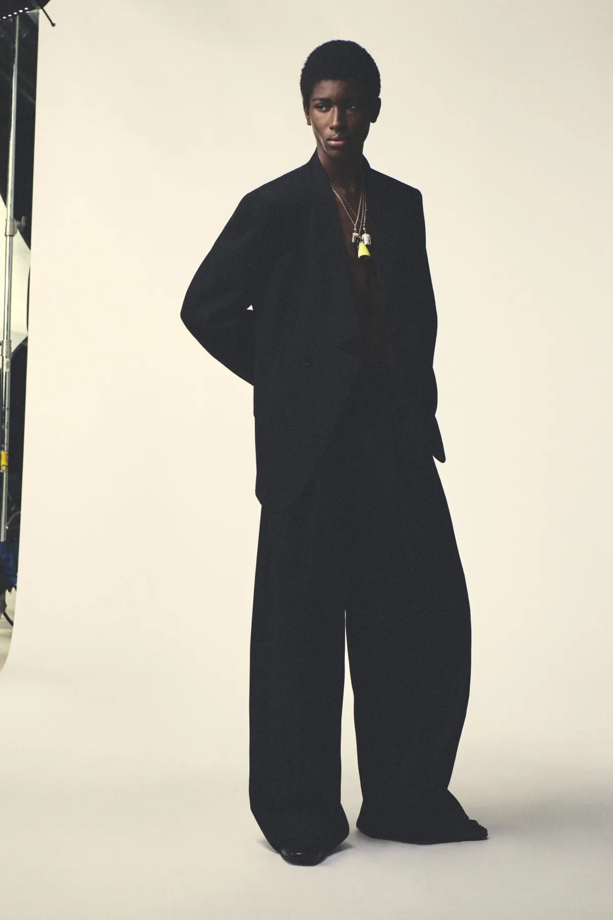 Pour le printemps 2027, Sarah Burton réinvente Givenchy - Une entrée en matière masculine, murmurée et décisive