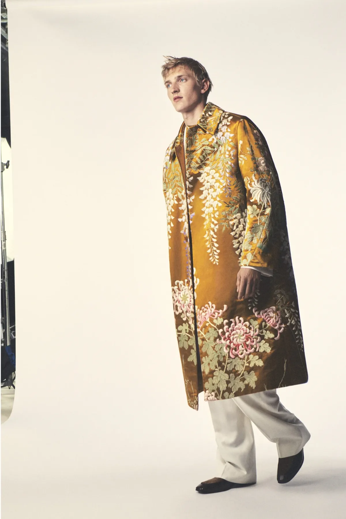 Pour le printemps 2027, Sarah Burton réinvente Givenchy - Une entrée en matière masculine, murmurée et décisive