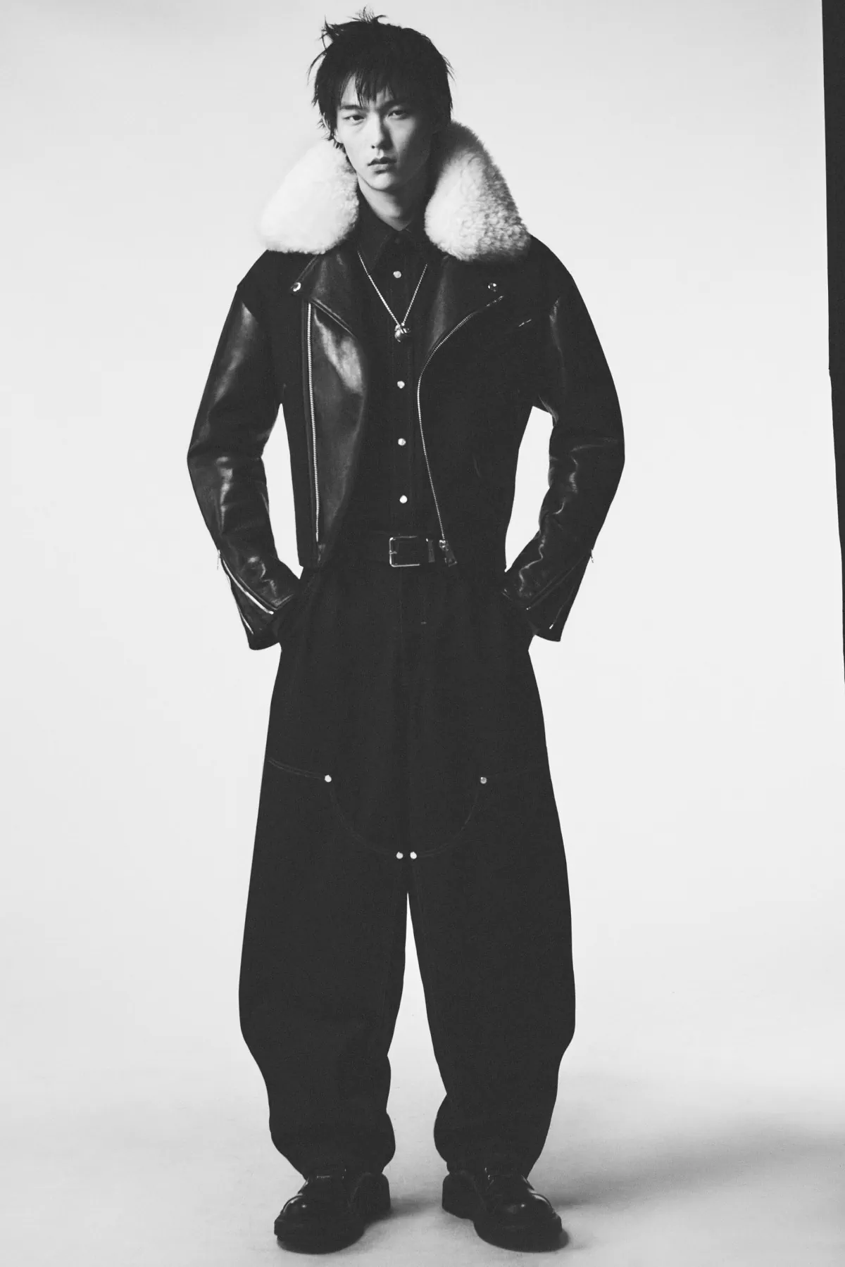 Pour le printemps 2027, Sarah Burton réinvente Givenchy - Une entrée en matière masculine, murmurée et décisive