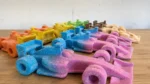 JISBAR signe ses sculptures F1 aux couleurs acidulées en résine pleine et en verre pilé