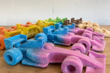 JISBAR signe ses sculptures F1 aux couleurs acidulées en résine pleine et en verre pilé