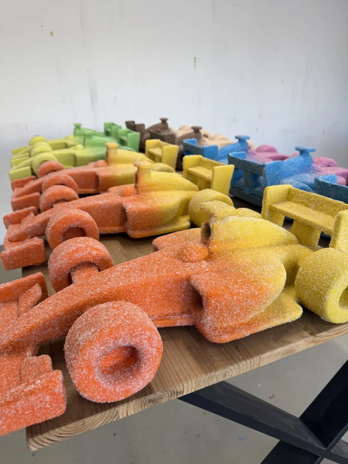 JISBAR signe ses sculptures F1 aux couleurs acidulées en résine pleine et en verre pilé