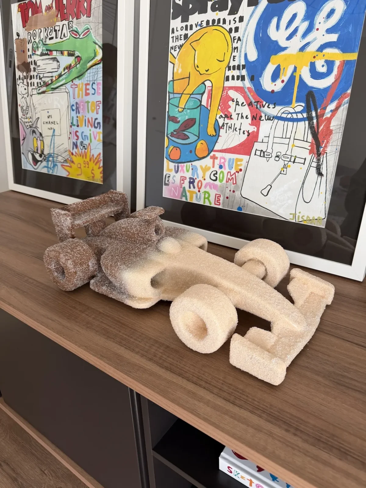 JISBAR signe ses sculptures F1 aux couleurs acidulées en résine pleine et en verre pilé