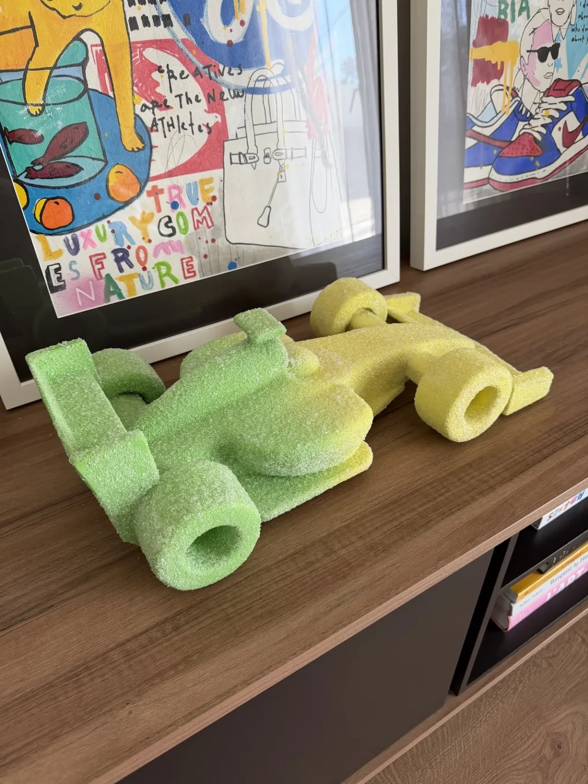 JISBAR signe ses sculptures F1 aux couleurs acidulées en résine pleine et en verre pilé