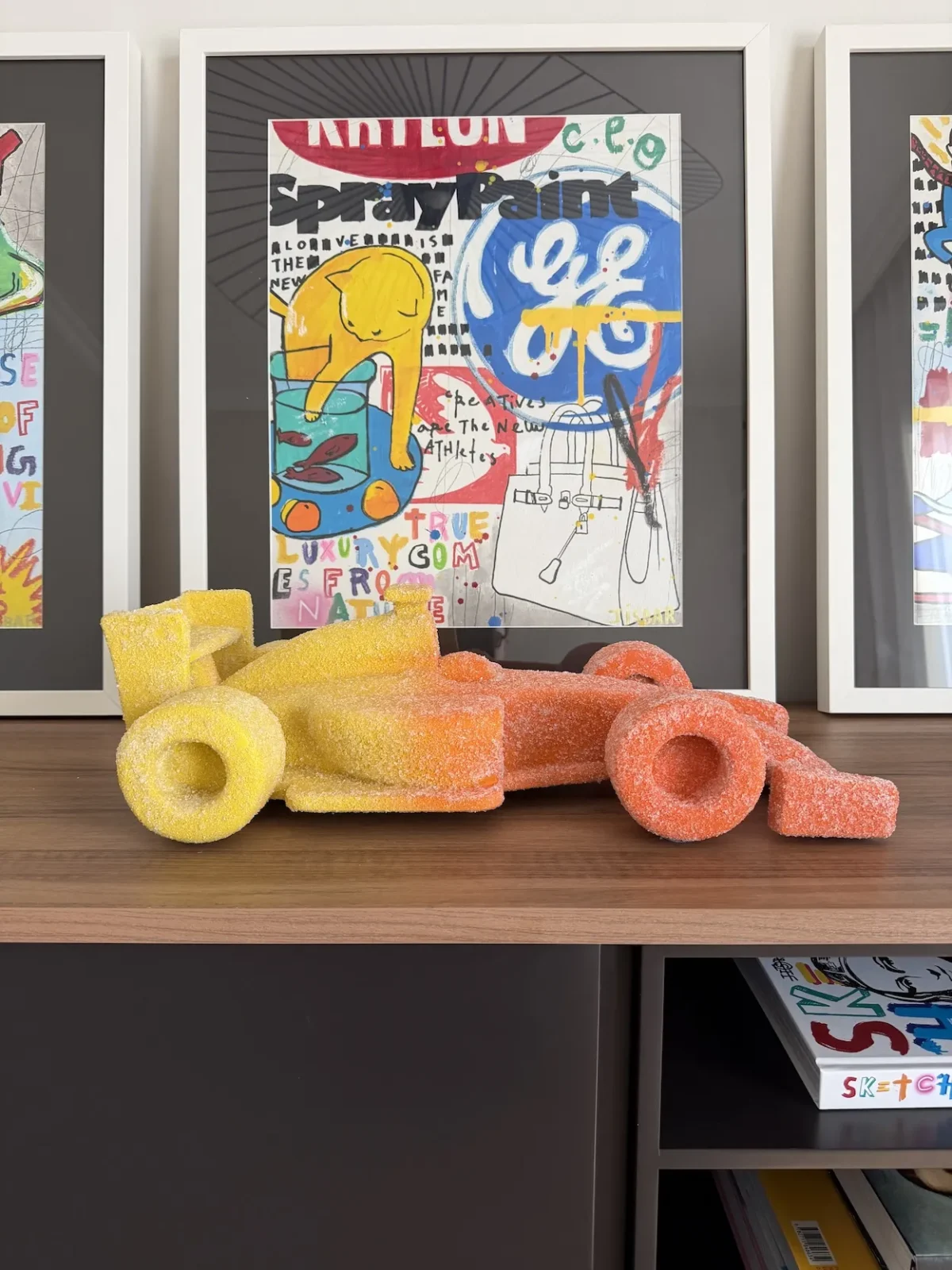JISBAR signe ses sculptures F1 aux couleurs acidulées en résine pleine et en verre pilé