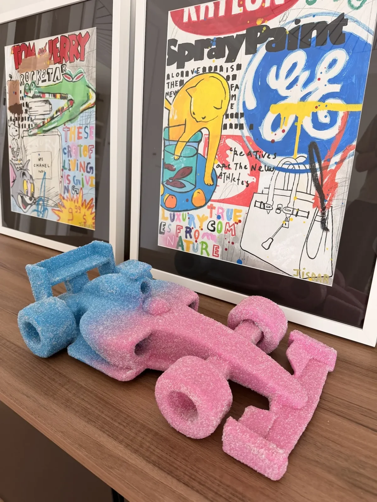 JISBAR signe ses sculptures F1 aux couleurs acidulées en résine pleine et en verre pilé