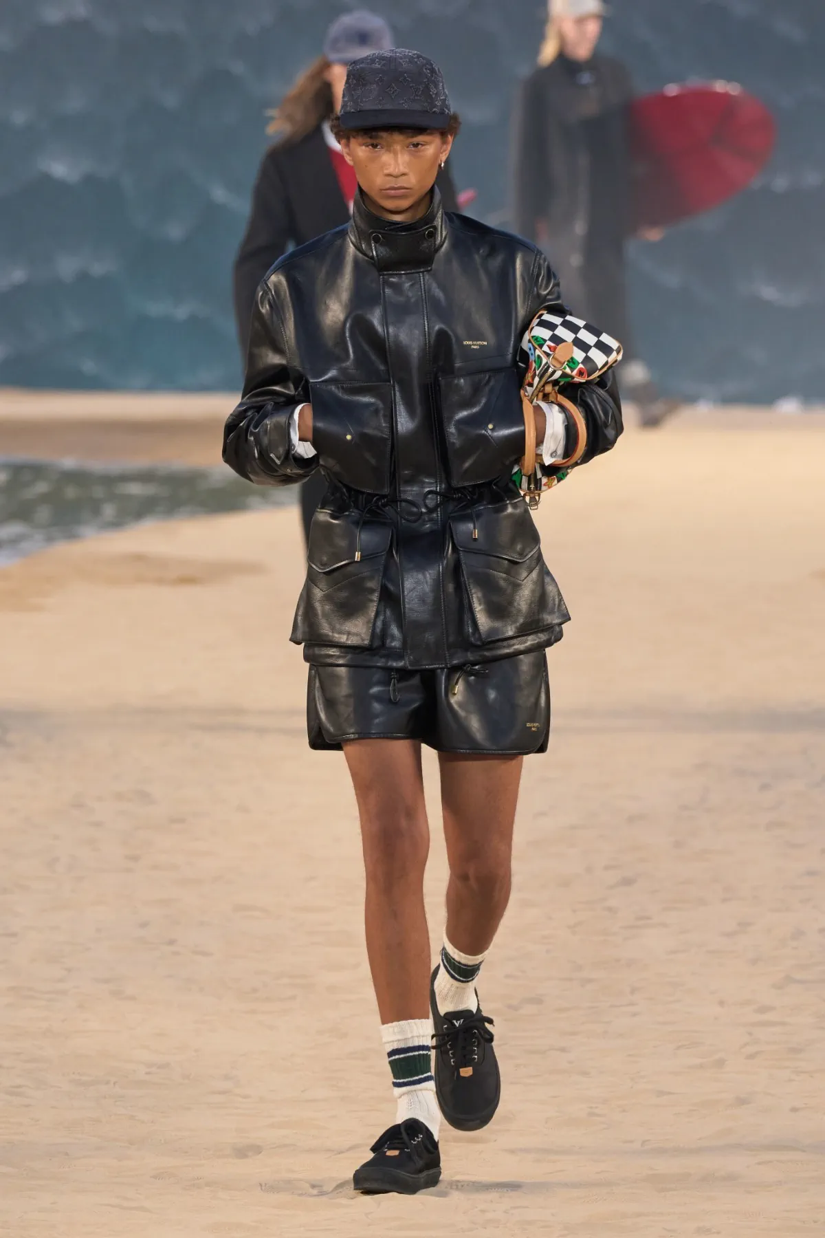 Louis Vuitton réinvente le dandysme avec une collection printemps 2027 portée par la puissance de l'océan