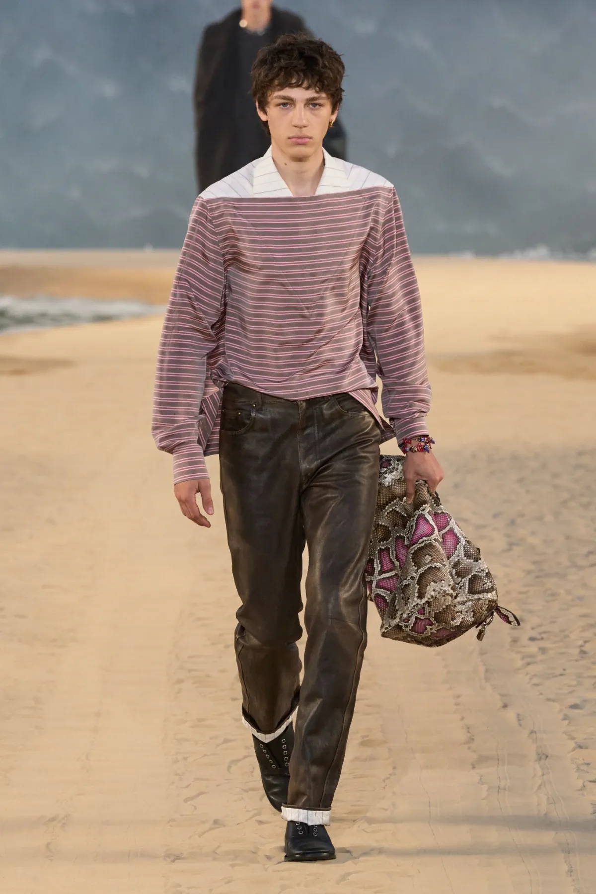 Louis Vuitton réinvente le dandysme avec une collection printemps 2027 portée par la puissance de l'océan