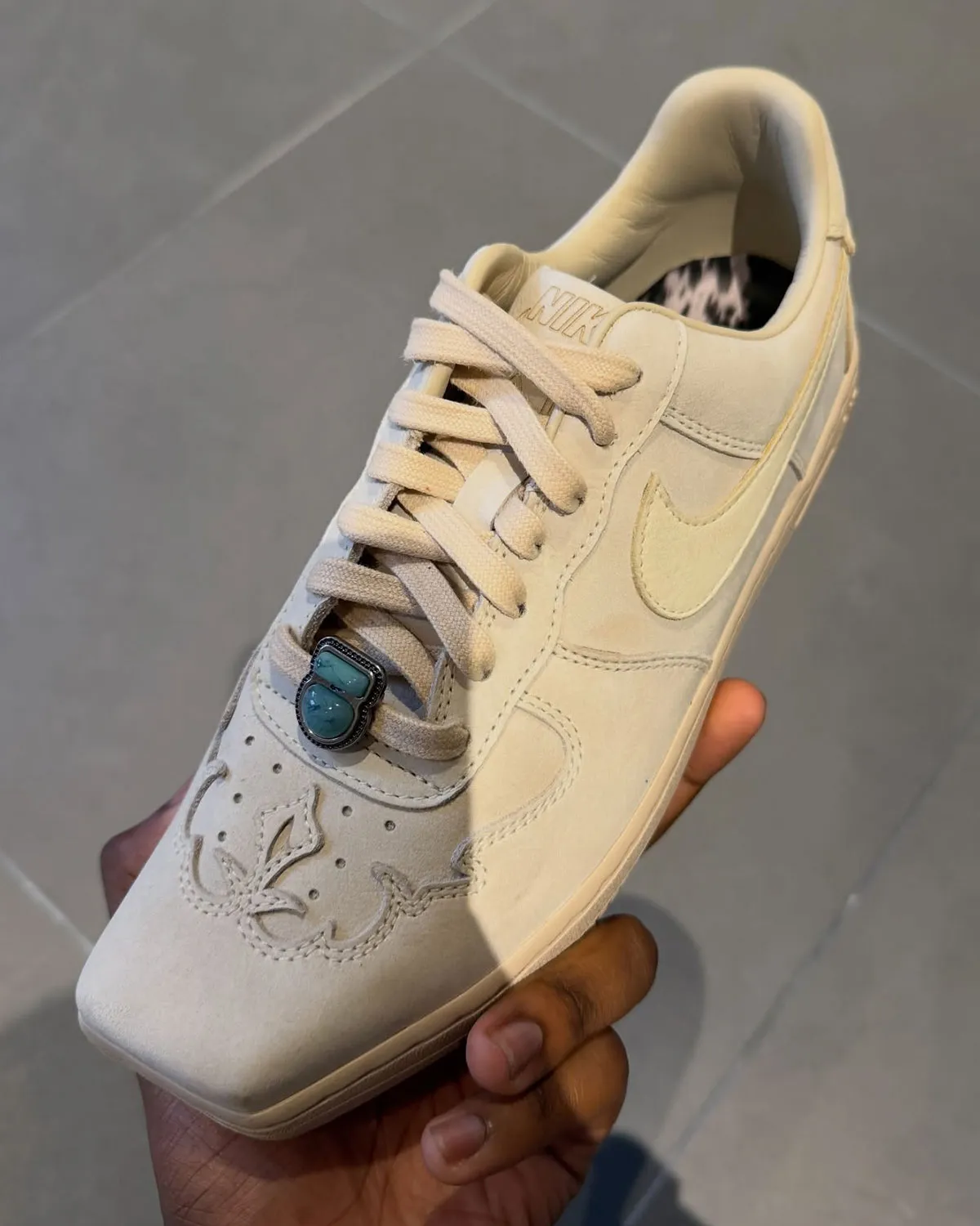 La Nike Air Force 1 Low à bout carré, ou le moment où une icône choisit de se contrarier elle-même