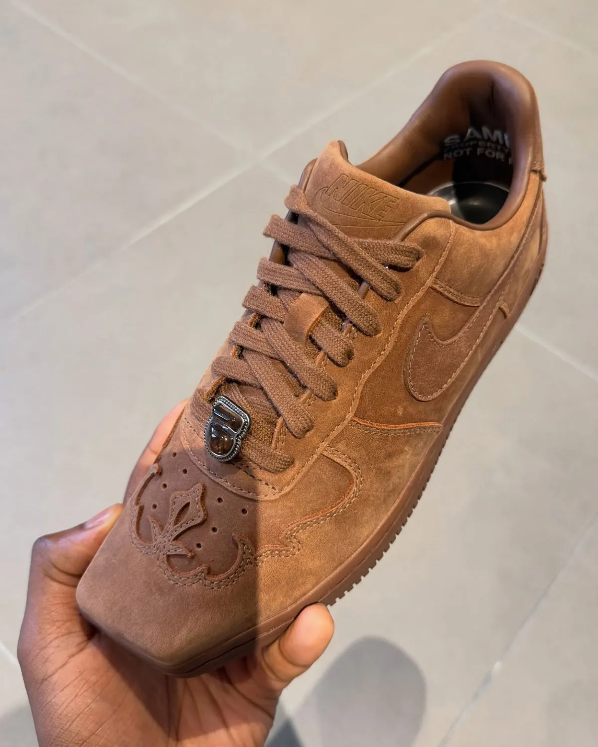 La Nike Air Force 1 Low à bout carré, ou le moment où une icône choisit de se contrarier elle-même