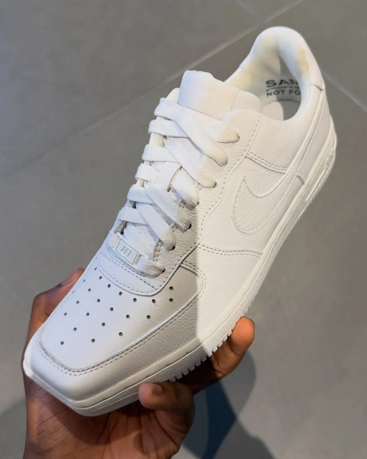 La Nike Air Force 1 Low à bout carré, ou le moment où une icône choisit de se contrarier elle-même