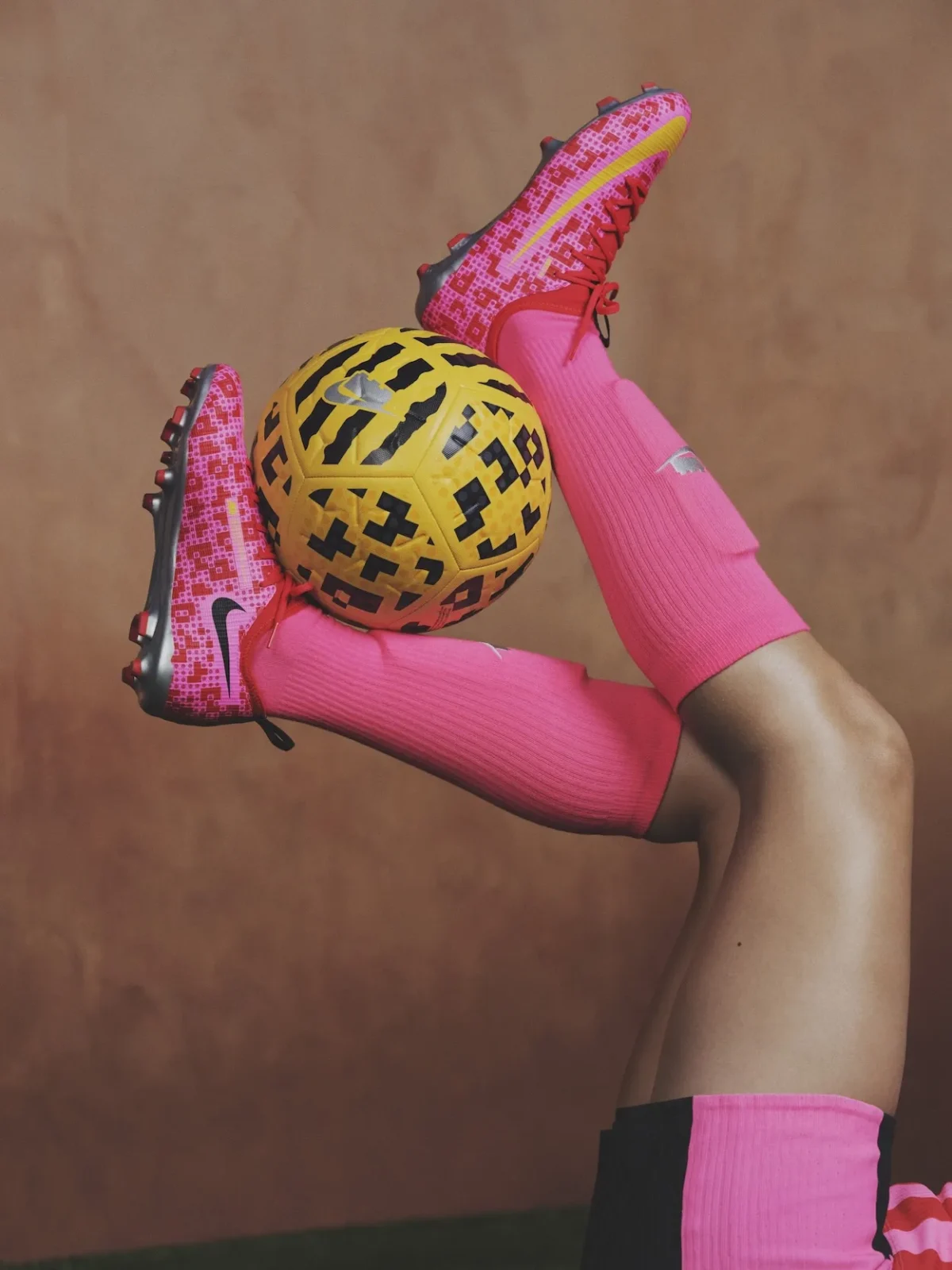 Nike Football x LEG0 2 Nike Football et LEGO réinventent le football junior entre terrain, sneakers et culture créative