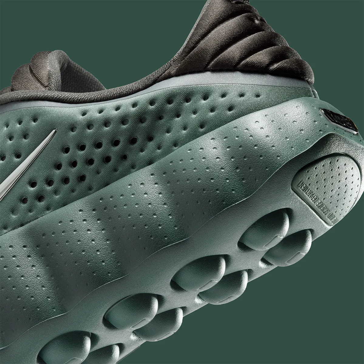 Nike Mind 002 Camo Green 7 Nike Mind 002 « Camo Green », la sneaker qui transforme la discrétion en expérience sensorielle
