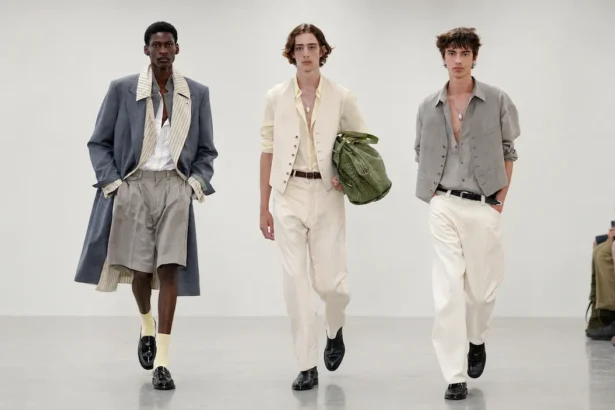 Paul Smith réinvente le costume masculin pour le printemps 2027 avec une élégance libérée