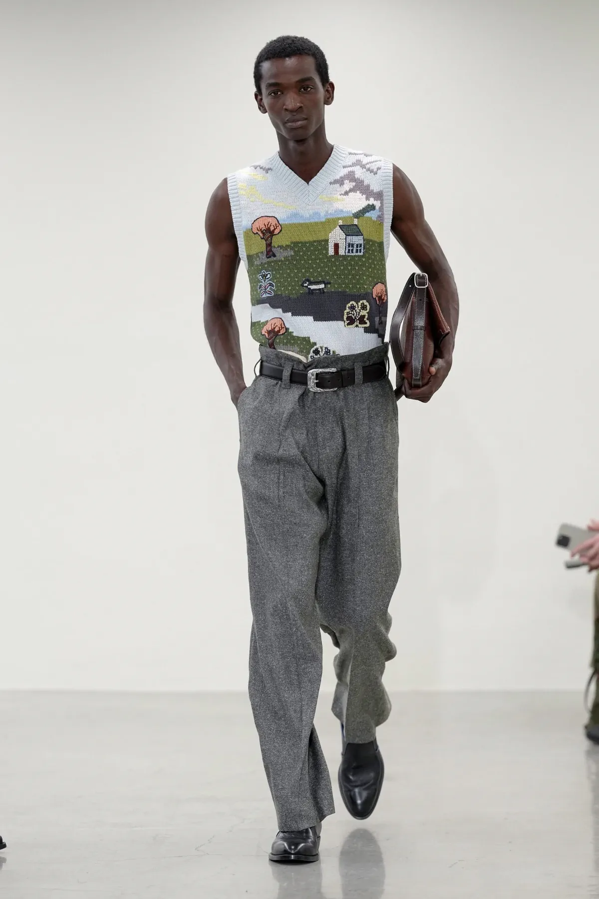 Paul Smith réinvente le costume masculin pour le printemps 2027 avec une élégance libérée