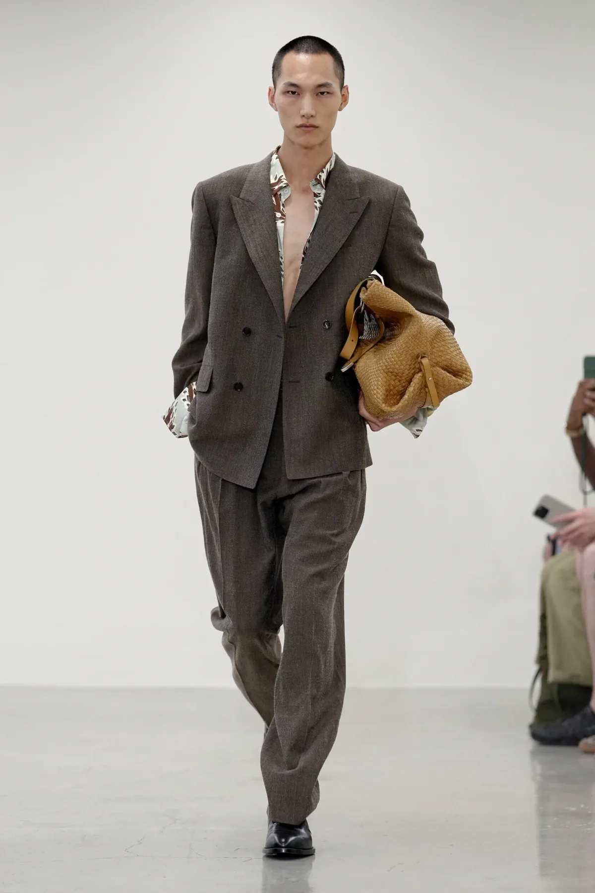 Paul Smith réinvente le costume masculin pour le printemps 2027 avec une élégance libérée
