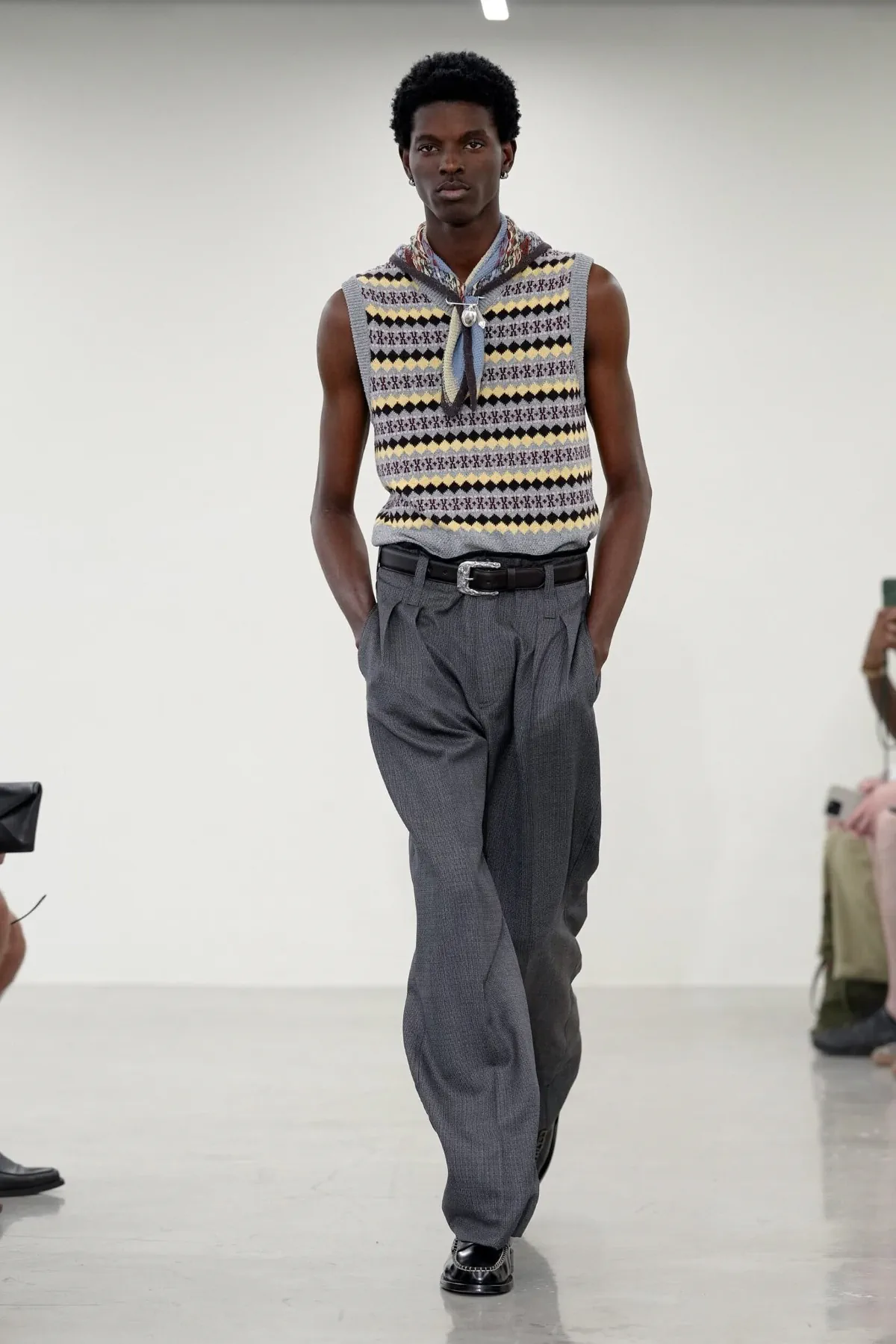 Paul Smith réinvente le costume masculin pour le printemps 2027 avec une élégance libérée