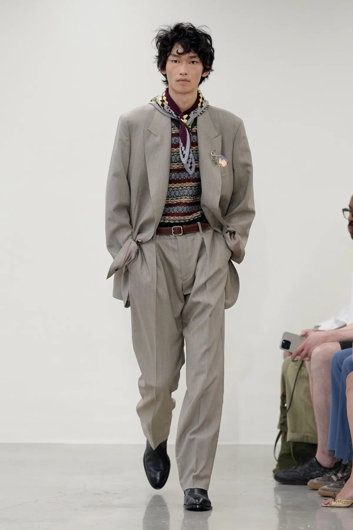 Paul Smith réinvente le costume masculin pour le printemps 2027 avec une élégance libérée