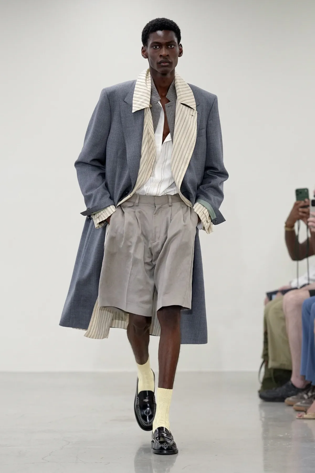 Paul Smith réinvente le costume masculin pour le printemps 2027 avec une élégance libérée