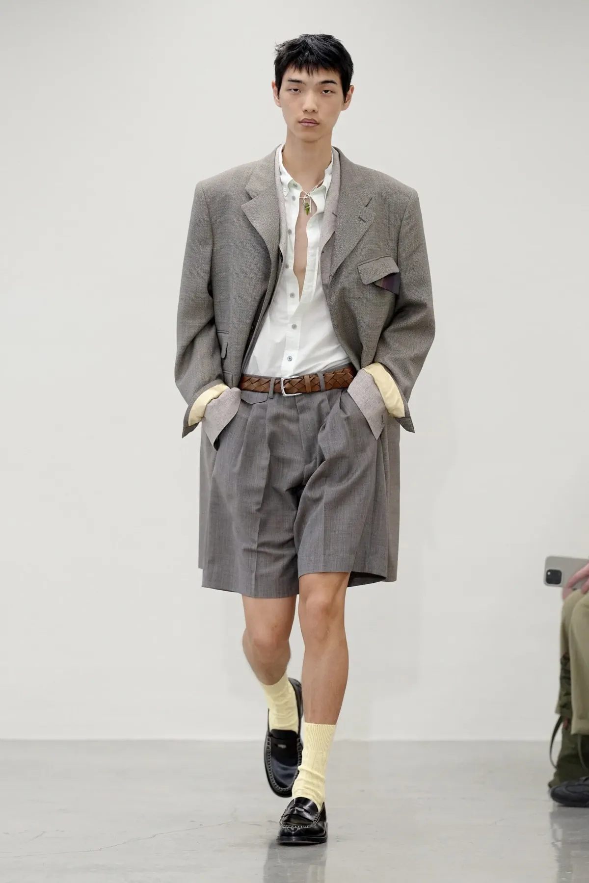 Paul Smith réinvente le costume masculin pour le printemps 2027 avec une élégance libérée