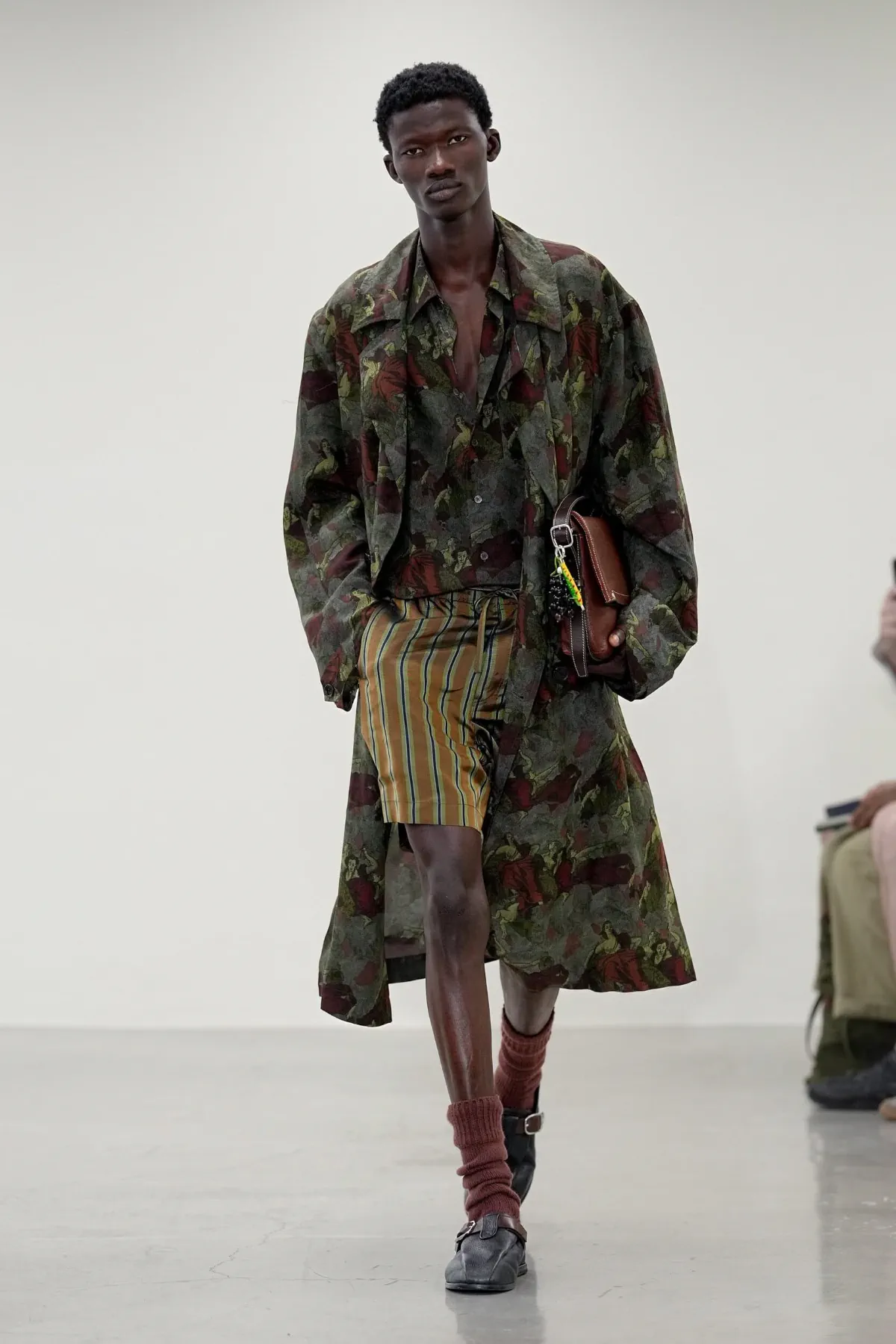 Paul Smith réinvente le costume masculin pour le printemps 2027 avec une élégance libérée