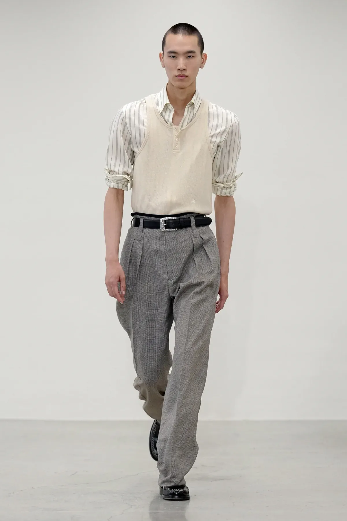 Paul Smith réinvente le costume masculin pour le printemps 2027 avec une élégance libérée