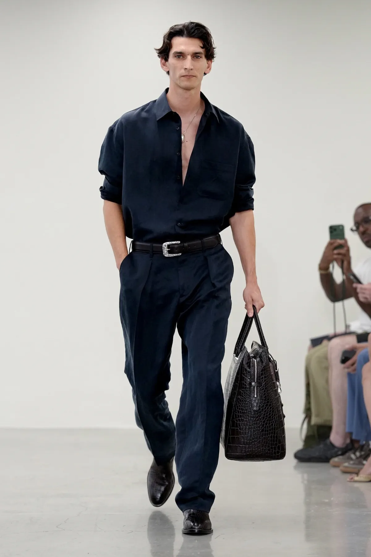 Paul Smith réinvente le costume masculin pour le printemps 2027 avec une élégance libérée