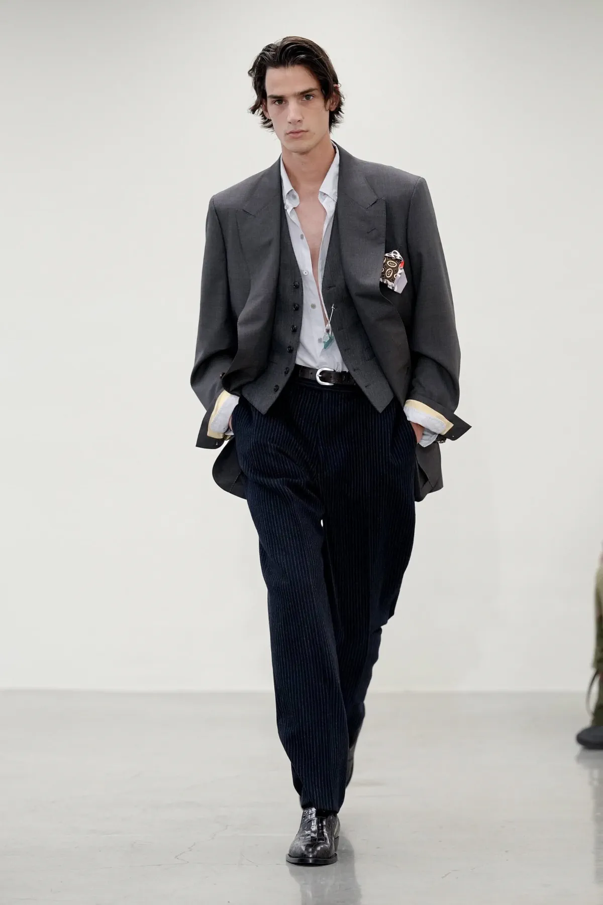 Paul Smith réinvente le costume masculin pour le printemps 2027 avec une élégance libérée