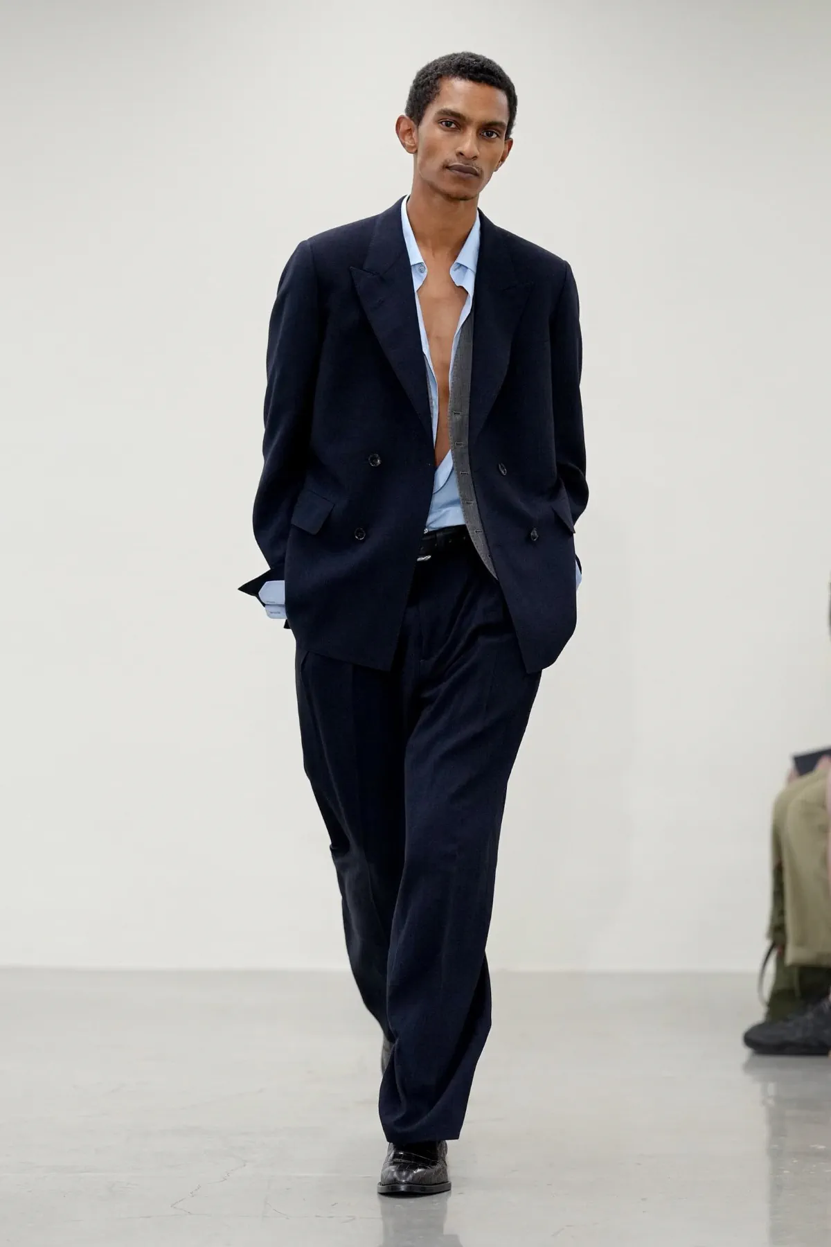 Paul Smith réinvente le costume masculin pour le printemps 2027 avec une élégance libérée
