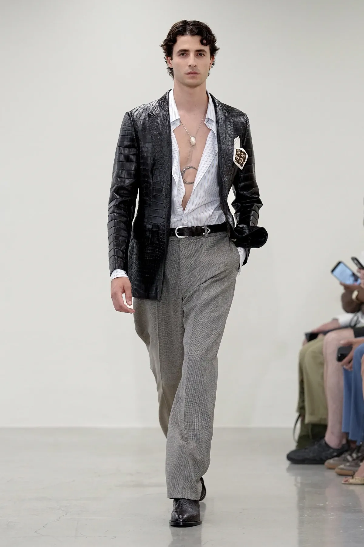 Paul Smith réinvente le costume masculin pour le printemps 2027 avec une élégance libérée