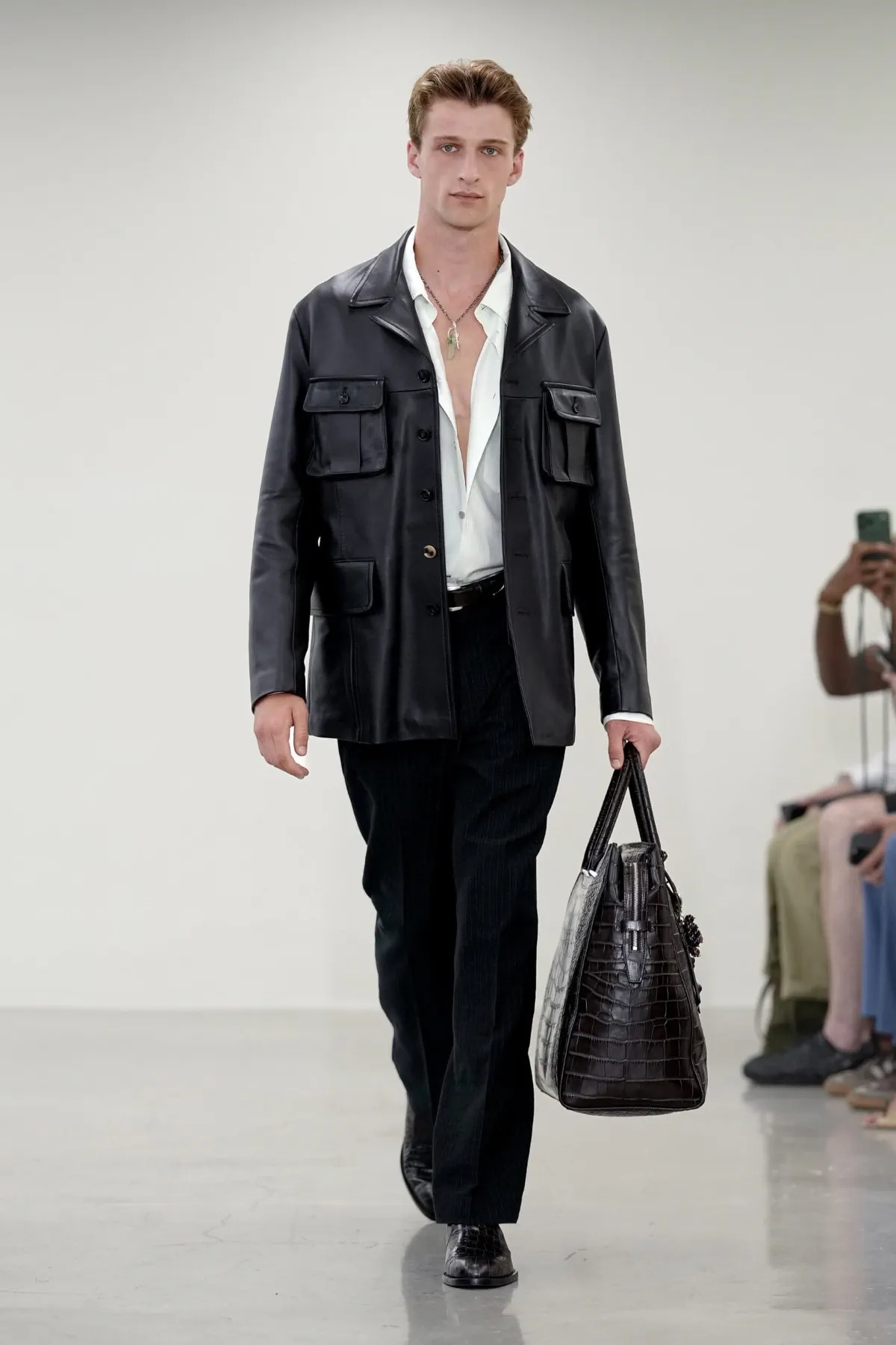Paul Smith réinvente le costume masculin pour le printemps 2027 avec une élégance libérée