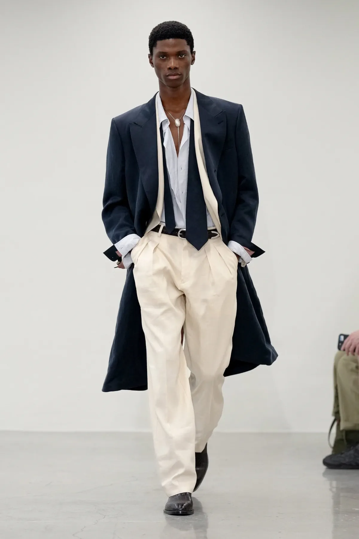 Paul Smith réinvente le costume masculin pour le printemps 2027 avec une élégance libérée