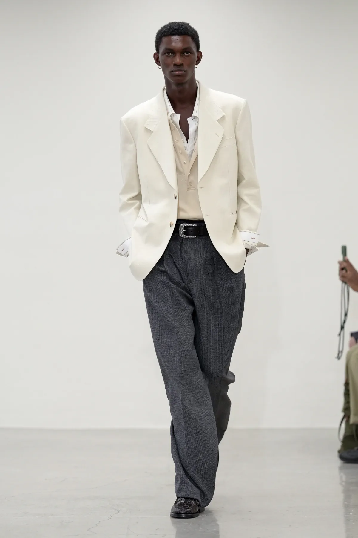 Paul Smith réinvente le costume masculin pour le printemps 2027 avec une élégance libérée