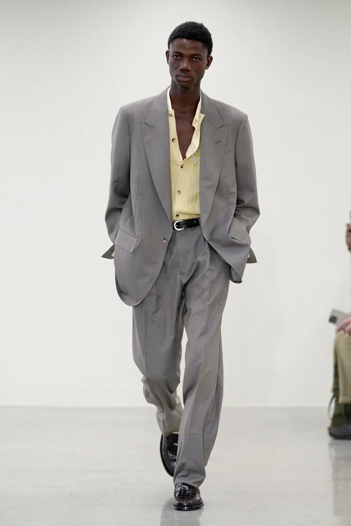 Paul Smith réinvente le costume masculin pour le printemps 2027 avec une élégance libérée