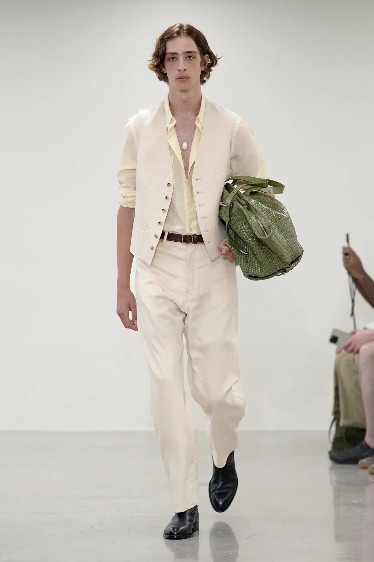 Paul Smith réinvente le costume masculin pour le printemps 2027 avec une élégance libérée